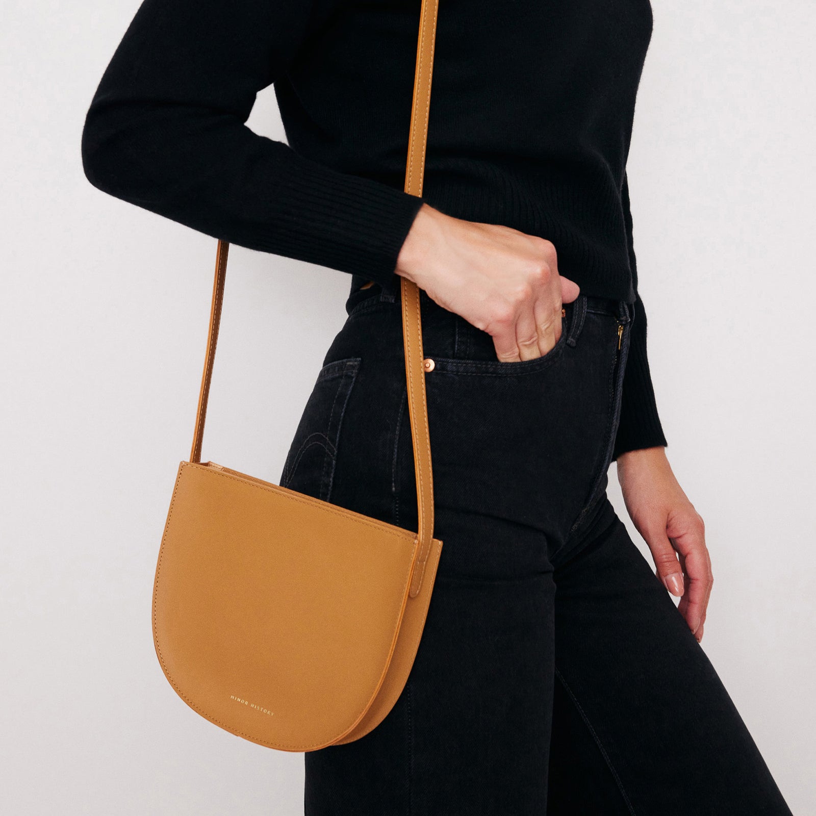 Close-up of Sidekick Crossbody bag in saddle leather - Saddle